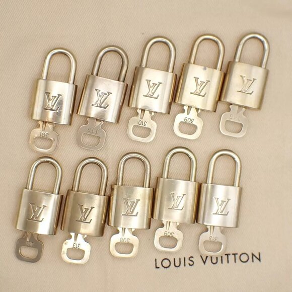 LOUIS VUITTON LV 10 SET PADLOCK CADENA KEY BAG CHARM GOLD PLATED FRANCE 37YE675 - Picture 1 of 4